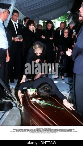 16 juin 2001 - Â© IMAPRESS. PH : CLEMOT / BENITO..FUNÉRAILLES DE LA PRINCESSE LEILA PAHLAVI À PARIS, 16 juin 2001. En deuil total, l'ex-IMPÉRATRICE D'IRAN FARAH PAHLAVI ENTERRÉ SA FILLE DANS LE CIMETIÈRE DE PASSY À PARIS. LEILA Pahlavi, 31 ans, est décédé IL Y A UNE SEMAINE À LONDRES. Le communiqué officiel écrit par sa mère a indiqué qu'elle est décédée dans son sommeil, mais l'EXACT CIRC Banque D'Images