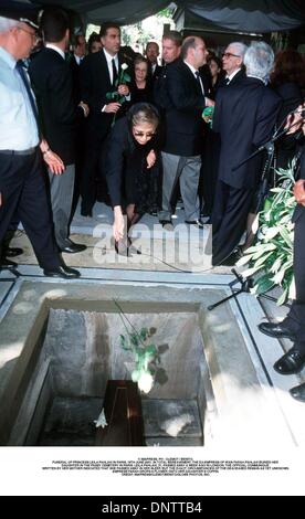 16 juin 2001 - Â© IMAPRESS. PH : CLEMOT / BENITO..FUNÉRAILLES DE LA PRINCESSE LEILA PAHLAVI À PARIS, 16 juin 2001. En deuil total, l'ex-IMPÉRATRICE D'IRAN FARAH PAHLAVI ENTERRÉ SA FILLE DANS LE CIMETIÈRE DE PASSY À PARIS. LEILA Pahlavi, 31 ans, est décédé IL Y A UNE SEMAINE À LONDRES. Le communiqué officiel écrit par sa mère a indiqué qu'elle est décédée dans son sommeil, mais l'EXACT CIRC Banque D'Images