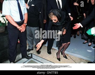 16 juin 2001 - Â© IMAPRESS. PH : BENITO / CLEMOT..FUNÉRAILLES DE LA PRINCESSE LEILA PAHLAVI À PARIS, 16 juin 2001. En deuil total, l'ex-IMPÉRATRICE D'IRAN FARAH PAHLAVI ENTERRÉ SA FILLE DANS LE CIMETIÈRE DE PASSY À PARIS. LEILA Pahlavi, 31 ans, est décédé IL Y A UNE SEMAINE À LONDRES. Le communiqué officiel écrit par sa mère a indiqué qu'elle est décédée dans son sommeil, mais l'EXACT CIRC Banque D'Images