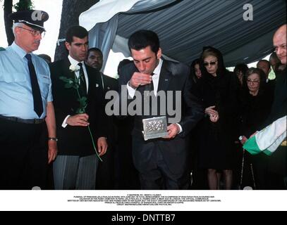 16 juin 2001 - Â© IMAPRESS. PH : BENITO / CLEMOT..FUNÉRAILLES DE LA PRINCESSE LEILA PAHLAVI À PARIS, 16 juin 2001. En deuil total, l'ex-IMPÉRATRICE D'IRAN FARAH PAHLAVI ENTERRÉ SA FILLE DANS LE CIMETIÈRE DE PASSY À PARIS. LEILA Pahlavi, 31 ans, est décédé IL Y A UNE SEMAINE À LONDRES. Le communiqué officiel écrit par sa mère a indiqué qu'elle est décédée dans son sommeil, mais l'EXACT CIRC Banque D'Images