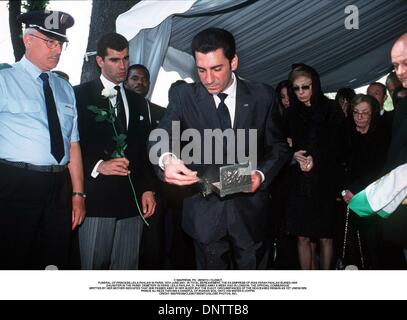 16 juin 2001 - Â© IMAPRESS. PH : BENITO / CLEMOT..FUNÉRAILLES DE LA PRINCESSE LEILA PAHLAVI À PARIS, 16 juin 2001. En deuil total, l'ex-IMPÉRATRICE D'IRAN FARAH PAHLAVI ENTERRÉ SA FILLE DANS LE CIMETIÈRE DE PASSY À PARIS. LEILA Pahlavi, 31 ans, est décédé IL Y A UNE SEMAINE À LONDRES. Le communiqué officiel écrit par sa mère a indiqué qu'elle est décédée dans son sommeil, mais l'EXACT CIRC Banque D'Images