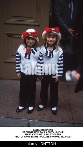 13 juillet 2001 - L5556JBB:05/11/93.PROMOUVOIR DE NOUVELLES AUTOMNE ABC TV Line-up.MARY KATE et Ashley Olsen. JOHN BARRETT/(1993 Image : © Crédit Photos Globe/ZUMAPRESS.com) Banque D'Images