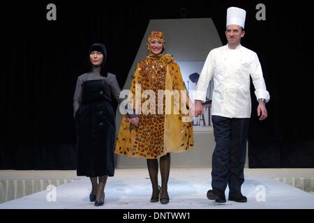 Le 31 octobre 2002 - Â© IMAPRESS. PH : YANNIS VLAMOS..8Ã©MOI EDITION DU SALON DU CHOCOLAT AU CAROUSSEL DU LOUVRE A PARIS. ..ISABELLE BALLU, DANIELA LUMBROSO, FRANCK DAUBOS.IMAPRESS/(2002 Image Crédit : © Globe Photos/ZUMAPRESS.com) Banque D'Images