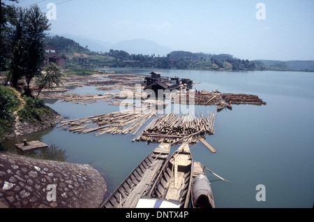 Une petite baie recueillies pour le transport du bois dans la province du Hunan, Chine Banque D'Images