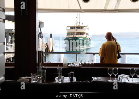 Sydney, NSW, Australie. 5 janvier 2014. L'Queenscliff Ferry Manly peut être vu en arrivant de Hugos restaurant du quai de Manly. En général bon nombre de Sydneysiders tête pour les nombreuses plages autour de Sydney le week-end, où surf life saving bénévoles s'assurer d'être en sécurité. Crédit : Copyright 2014 Richard Milnes/Alamy Live News Banque D'Images