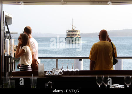 Sydney, NSW, Australie. 5 janvier 2014. L'Queenscliff Ferry Manly peut être vu en arrivant de Hugos restaurant du quai de Manly. En général bon nombre de Sydneysiders tête pour les nombreuses plages autour de Sydney le week-end, où surf life saving bénévoles s'assurer d'être en sécurité. Crédit : Copyright 2014 Richard Milnes/Alamy Live News Banque D'Images