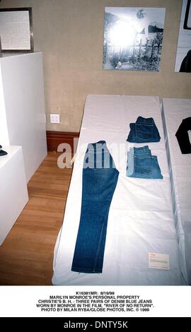 18 avril 2001 - K16381MR : 19/08/99.MARILYN MONROE'S PERSONAL PROPERTY .CHRISTIE'S B. H. - TROIS PAIRES DE JEANS DENIM.PORTÉ PAR MONROE DANS LE FILM, ''RIVIÈRE SANS RETOUR''.. MILAN RYBA/(1999 Image : © Crédit Photos Globe/ZUMAPRESS.com) Banque D'Images