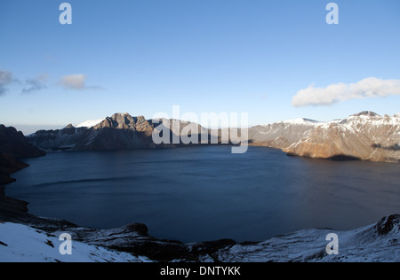 La montagne Changbai chinois du mont Paektu, ou Baektu Mountain est un volcan actif à la frontière entre la Corée du Nord et la Chine. Banque D'Images