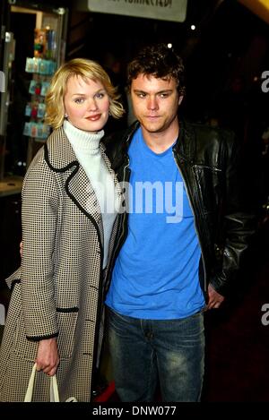 12 mars 2002 - Sunny Mabrey  + Clayne Crawford.Premiere RESIDENT EVIL.MannÂ"s Chinese Theatre, à Hollywood, USA.12. Mar 2002..K24396H00. ALEC MICHAEL/(Image Crédit : © Globe Photos/ZUMAPRESS.com) Banque D'Images