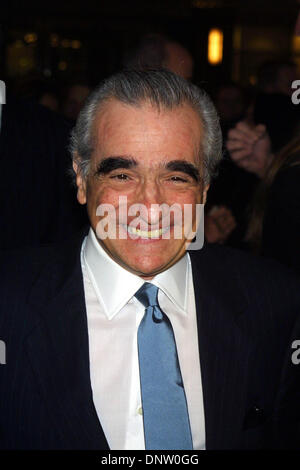 10 avril 2002 - K24677JBB : ''La Dernière Valse'' PREMIERE.AU ZIEGFELD THEATRE DE NEW YORK 04/10/02. JOHN BARRETT/ 2002 (D)(Image Crédit : © Globe Photos/ZUMAPRESS.com) Banque D'Images