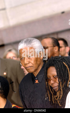 8 mai 2002 - K24986AR : CÉRÉMONIE D'OUVERTURE DU TRIBECA FILM FESTIVAL À L'HÔTEL DE VILLE DE NEW YORK 05/08/02. ANDREA 2002 RENAULT/.NELSON MANDELA ET WHOOPIE GOLDBERG(Image Crédit : © Globe Photos/ZUMAPRESS.com) Banque D'Images