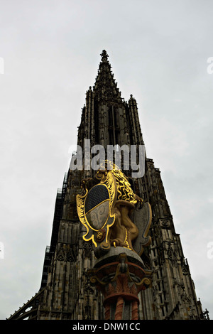 Statue d'un lion avec l'Ulm armoiries sur une colonne, Muensterplatz square, avec la cathédrale, Ulm, Bade-Wurtemberg, Allemagne Banque D'Images