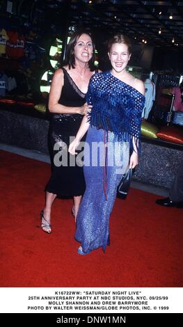 25 septembre 1999 - K16722WW : ''SATURDAY NIGHT LIVE''.25E ANNIVERSAIRE DE TRAVAIL À NBC Studios, New York..09/25/99.Molly Shannon et Drew Barrymore. WALTER WEISSMAN/(1999 Image : © Crédit Photos Globe/ZUMAPRESS.com) Banque D'Images