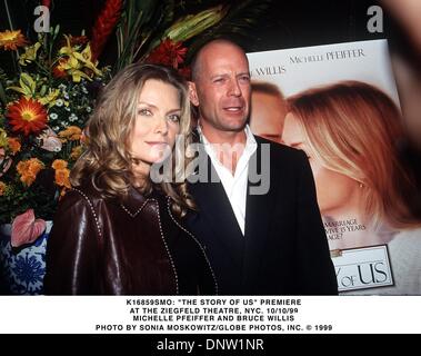 10 octobre 1999 - K16854AR : L'HISTOIRE DE PREM US.A LA ZIEGFIELD THEATRE, NYC 110/10/1999.Michelle Pfeiffer et Bruce Willis. ANDREA 1999 RENAULT/(Credit Image : © Globe Photos/ZUMAPRESS.com) Banque D'Images