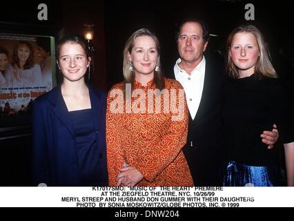 12 février 2001 - K17017SMO : ''Musique DU CŒUR'' PREMIERE.AU Ziegfeld Theatre, NEW YORK. 26/10/99.Meryl Streep ET MARI DON GUMMER, avec leurs filles. SONIA MOSKOWITZ/(1999 Image : © Crédit Photos Globe/ZUMAPRESS.com) Banque D'Images