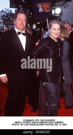 12 février 2001 - K14968LR : 5ème SAG Awards.Meryl Streep ET MARI DON GUMMER. LISA ROSE/(1999 Image : © Crédit Photos Globe/ZUMAPRESS.com) Banque D'Images