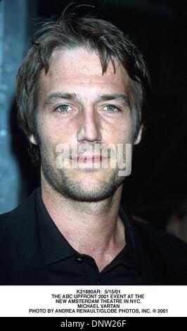 15 mai 2001 - K21880AR : 5/15/01.L'UPFRONT ABC 2001 ÉVÉNEMENT AU .New Amsterdam Theatre à New York..MICHAEL VARTAN. ANDREA 2001 RENAULT/(Credit Image : © Globe Photos/ZUMAPRESS.com) Banque D'Images