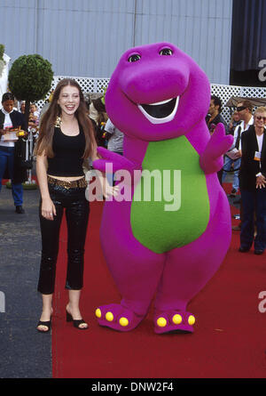 29 octobre 2001 - K23187AG : 8E CONGRÈS ANNUEL DE L'HALLOWEEN DE RÊVE .BARKER HANGER, Santa Monica, CA 10/27/2001.MICHELLE TRACHTENBERG ET BARNEY. AMY GRAVES/(2001 Image : © Crédit Photos Globe/ZUMAPRESS.com) Banque D'Images