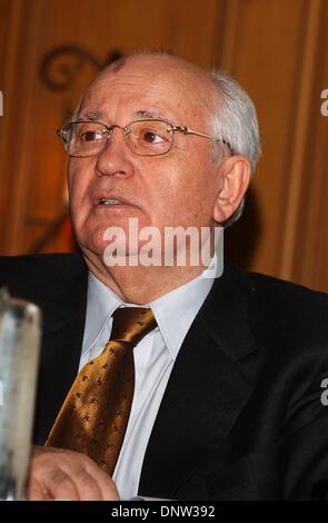 15 mars 2002 - K24455AG : Mikhail GORBATCHEV DONNE UN DISCOURS LORS DU Global Green USA 6E ÉDITION DU PRIX DU MILLÉNAIRE croix verte.RITZ CARLTON HOTEL, Marina Del Ray, CA 03/15/2002. AMY GRAVES/ 2002.(D).Mikhaïl Gorbatchev(Image Crédit : © Globe Photos/ZUMAPRESS.com) Banque D'Images