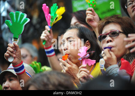 Bangkok, Thaïlande. 6 janvier, 2014. Des manifestants anti-gouvernement coup de sifflets et applaudir durant un rassemblement au quartier de Silom, à Bangkok, Thaïlande, le 6 janvier 2014. Les manifestants se sont réunis à la manifestation en vue de renverser le gouvernement du premier ministre Yingluck Shinawatra. Credit : Rachen Sageamsak/Xinhua/Alamy Live News Banque D'Images