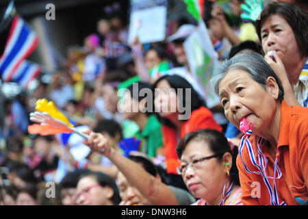 Bangkok, Thaïlande. 6 janvier, 2014. Des manifestants anti-gouvernement coup de sifflets lors d'un rassemblement au quartier de Silom, à Bangkok, Thaïlande, le 6 janvier 2014. Les manifestants se sont réunis à la manifestation en vue de renverser le gouvernement du premier ministre Yingluck Shinawatra. Credit : Rachen Sageamsak/Xinhua/Alamy Live News Banque D'Images