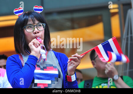 Bangkok, Thaïlande. 6 janvier, 2014. Un manifestant anti-gouvernement souffle un sifflet lors d'un rassemblement au quartier de Silom, à Bangkok, Thaïlande, le 6 janvier 2014. Les manifestants se sont réunis à la manifestation en vue de renverser le gouvernement du premier ministre Yingluck Shinawatra. Credit : Rachen Sageamsak/Xinhua/Alamy Live News Banque D'Images