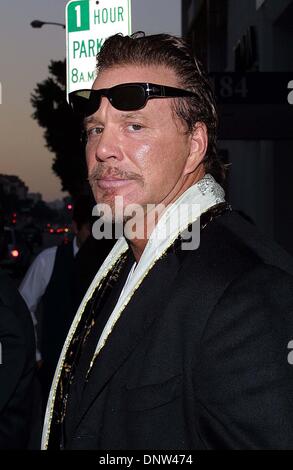 18 septembre 2002 - K26099TR JASON FOUNDATION FOR YOUTH SUICIDE .RESTAURANT SPAGO dâ€™AT BEVERLY HILLS, CA. 9-18-02. TOM RODRIGUEZ/ Mickey Rourke(Image Crédit : © Globe Photos/ZUMAPRESS.com) Banque D'Images