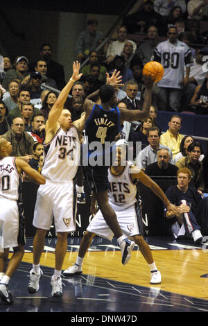 16 novembre 2002 - K27241JBB : NEW JERSEY NETS VS. MAVERICKS de DALLAS AU CONTINENTAL ARENA À NEW JERSEY 11/16/2002. JOHN BARRETT/ 2002.MICHAEL FINLEY (4), AARON WILLIAMS (34 et LUCIOUS HARRIS(Image Crédit : © Globe Photos/ZUMAPRESS.com) Banque D'Images