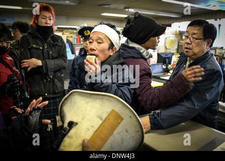 Tokyo, Japon. 6 janvier, 2014. Sans-abri proteste contre la Shibuya-ku à Tokyo le 6 janvier 2014. Ils sont en colère parce qu'ils ont été expulsés du parc à la fin de l'année. (Crédit Image : © Hitoshi Yamada/NurPhoto ZUMAPRESS.com)/crédit : ZUMA Press, Inc./Alamy Live News Banque D'Images