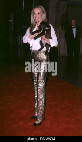 19 novembre 2001 - K23445TR : UNE SOIRÉE AVEC LES ÉTOILES.Beverly Hilton Hotel, Los Angeles, CA 11/17/2001.NATASHA ALLAS ET CHIEN HERSHEY. À RODRIGUEZ/(2001 Image : © Crédit Photos Globe/ZUMAPRESS.com) Banque D'Images