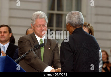 8 mai 2002 - K24986AR : CÉRÉMONIE D'OUVERTURE DU TRIBECA FILM FESTIVAL À L'HÔTEL DE VILLE DE NEW YORK 05/08/02. ANDREA 2002 RENAULT/.BILL CLINTON ET NELSON MANDELA(Image Crédit : © Globe Photos/ZUMAPRESS.com) Banque D'Images