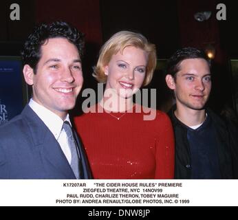 14 novembre 1999 - K17207AR ''CIDER HOUSE RULES'' PREMIERE.Ziegfeld Theatre, NYC 14NOV99.PAUL RUDD, CHARLIZE THERON, Tobey Maguire. ANDREA 1999 RENAULT/(Credit Image : © Globe Photos/ZUMAPRESS.com) Banque D'Images