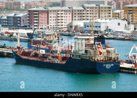 L'avitaillement pétrolier amarré dans le port animé de Gibraltar Banque D'Images