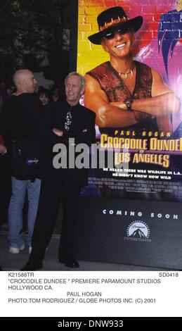 18 avril 2001 - K21588SD TR0418. ''CROCODILE DUNDEE '' premiere studios Paramount. HOLLYWOOD CA.. PAUL HOGAN. . TOM RODRIGUEZ / C) 2001(Credit Image : © Globe Photos/ZUMAPRESS.com) Banque D'Images