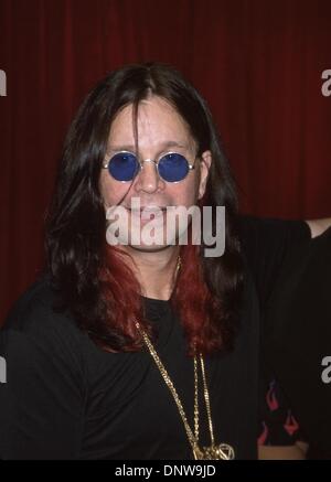 17 octobre 2001 - K23119MR : Ozzy Osbourne EN APPARENCE DU MAGASIN.À Tower Records, LA, CA 10/16/2001.Ozzy Osbourne . MILAN RYBA/(2001 Image : © Crédit Photos Globe/ZUMAPRESS.com) Banque D'Images