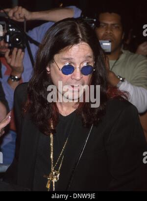 17 octobre 2001 - K23119MR : Ozzy Osbourne EN APPARENCE DU MAGASIN.À Tower Records, LA, CA 10/16/2001.Ozzy Osbourne . MILAN RYBA/(2001 Image : © Crédit Photos Globe/ZUMAPRESS.com) Banque D'Images