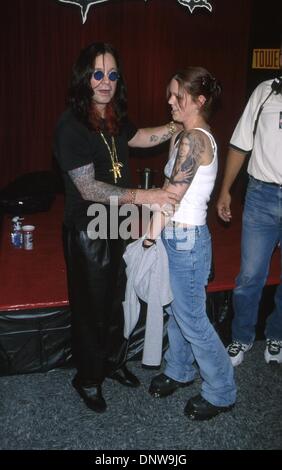 17 octobre 2001 - K23119MR : Ozzy Osbourne EN APPARENCE DU MAGASIN.À Tower Records, LA, CA 10/16/2001.Ozzy Osbourne ET VENTILATEUR KELLY. MILAN RYBA/(2001 Image : © Crédit Photos Globe/ZUMAPRESS.com) Banque D'Images