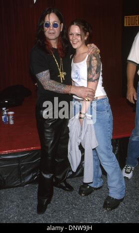 17 octobre 2001 - K23119MR : Ozzy Osbourne EN APPARENCE DU MAGASIN.À Tower Records, LA, CA 10/16/2001.Ozzy Osbourne ET VENTILATEUR KELLY. MILAN RYBA/(2001 Image : © Crédit Photos Globe/ZUMAPRESS.com) Banque D'Images