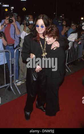 17 octobre 2001 - K23119MR : Ozzy Osbourne EN APPARENCE DU MAGASIN.À Tower Records, LA, CA 10/16/2001.Ozzy Osbourne ET SA FEMME SHARON. MILAN RYBA/(2001 Image : © Crédit Photos Globe/ZUMAPRESS.com) Banque D'Images