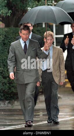 2 septembre 1998 - Express . 2.9.98. ETON COLLEGE...PHOTOGRAPHIE DE JOHN DOWNING..OPS . Le PRINCE HARRY ET LE PRINCE CHARLES ARRIVE À ETON COLLEGE (crédit Image : © Globe Photos/ZUMAPRESS.com) Banque D'Images