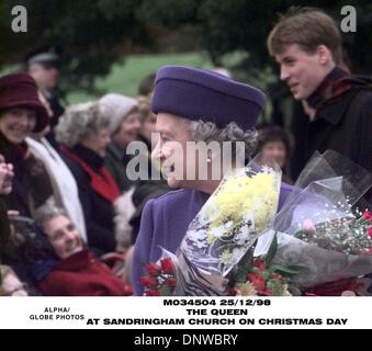 Le 25 décembre, 1998 - Asse, Grande-Bretagne - La reine Elizabeth II La Grande-Bretagne, laisse l'Église Sandringham avec son petit-fils, le Prince William, droit, après qu'ils ont suivi avec le reste de la famille royale britannique, le culte de Noël, Vendredi 25 Décembre, 1998. Le Royal habituellement se rassemblent à leur domaine près de l'Église, 120 miles, 200 km, au nord-est de Londres pour Chritsmas(Credit Image : © Glob Banque D'Images