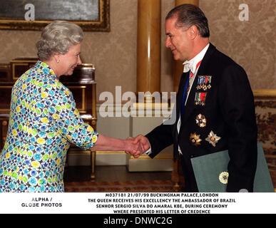 Juillet 21, 1999 - Londres, Grande-Bretagne - 21/07/99 Le palais de Buckingham, Londres.La reine Elizabeth II, reçoit son Excellence l'Ambassadeur du Brésil Senhor Sergio Silva do Amaral, KBE, lors d'une cérémonie à Buckingham Palace, où il a présenté sa lettre de créance.(Image Crédit : © Globe Photos/ZUMAPRESS.com) Banque D'Images