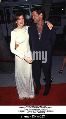 27 juillet 1999 - L'AFFAIRE THOMAS CROWN.PREMIERE À L'ACADEMY OF MOTION PICTURE LA..Rene Russo et Pierce Brosnan. FITZROY BARRETT/.JUILLET 27,1999 FB16230K(Image Crédit : © Globe Photos/ZUMAPRESS.com) Banque D'Images