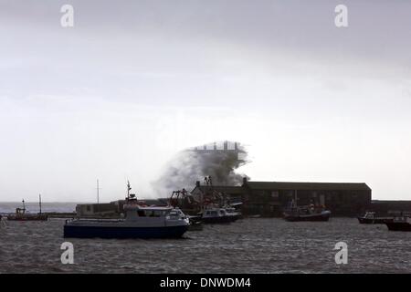 Lyme Regis, dans le Dorset, UK, 6 janvier 2014 : Comme des vents forts et des vagues énormes continuent de battre le Sud Ouest. La Police du Dorset avertir les gens de se tenir loin des zones côtières humides et dans des conditions venteuses. Crédit : Tom Jura/Alamy Live News Banque D'Images