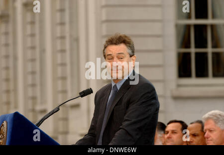 8 mai 2002 - K24986AR : CÉRÉMONIE D'OUVERTURE DU TRIBECA FILM FESTIVAL À L'HÔTEL DE VILLE DE NEW YORK 05/08/02. ANDREA 2002 RENAULT/.ROBERT DENIRO(Image Crédit : © Globe Photos/ZUMAPRESS.com) Banque D'Images