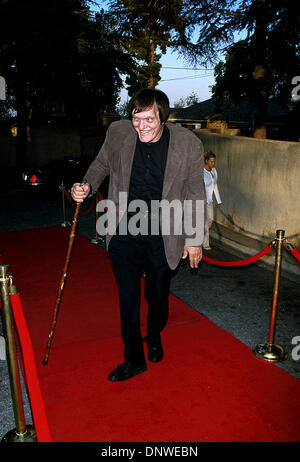 12 juillet 2002 - K25548MR : MAISON ET JARDIN PLAT '' L'ÂGE D'OR DE HOLLYWOOD''.AMANT ESTATE, LA. 07/11/2002.RICHARD KIEL, QUI A JOUÉ LE MENANCING 007 mâchoires DANS LE FILM '' The Spy Who Loved Me'' ARRIVE À LES ANNÉES 1920, le DOMAINE EN AMANT SHOWPLACE LOS ANGELES POUR LA MAISON ET LE JARDIN DU RÉSEAU fête célébrant THEIS SPECIALSON À VENIR '' LES MAISONS QUI ONT FAIT HOLLYWOOD CÉLÈBRE'' Banque D'Images