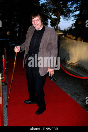 12 juillet 2002 - K25548MR : MAISON ET JARDIN PLAT '' L'ÂGE D'OR DE HOLLYWOOD''.AMANT ESTATE, LA. 07/11/2002.RICHARD KIEL, QUI A JOUÉ LE MENANCING 007 mâchoires DANS LE FILM '' The Spy Who Loved Me'' ARRIVE À LES ANNÉES 1920, le DOMAINE EN AMANT SHOWPLACE LOS ANGELES POUR LA MAISON ET LE JARDIN DU RÉSEAU fête célébrant THEIS SPECIALSON À VENIR '' LES MAISONS QUI ONT FAIT HOLLYWOOD CÉLÈBRE'' Banque D'Images