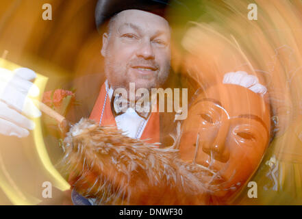 Villingen-Schwenningen, Allemagne. 06 Jan, 2014. Markus Stegmann du carnaval traditionnel de l'association pinceaux la poussière de carnaval, une coutume locale qui marque le début du carnaval dans Swabian-Alemannic Villingen-Schwenningen, Allemagne, 06 janvier 2014. Photo : Patrick Seeger dpa/lsw/dpa/Alamy Live News Banque D'Images