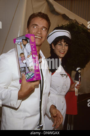 29 octobre 2001 - K23187AG : 8E CONGRÈS ANNUEL DE L'HALLOWEEN DE RÊVE .BARKER HANGER, Santa Monica, CA 10/27/2001.Arnold Schwarzenegger et Jamie Lee Curtis. AMY GRAVES/(2001 Image : © Crédit Photos Globe/ZUMAPRESS.com) Banque D'Images