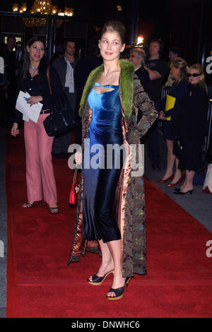 10 avril 2002 - K24677JBB : ''La Dernière Valse'' PREMIERE.AU ZIEGFELD THEATRE DE NEW YORK 04/10/02. JOHN BARRETT/ 2002 (D).Rosamund Pike(Image Crédit : © Globe Photos/ZUMAPRESS.com) Banque D'Images